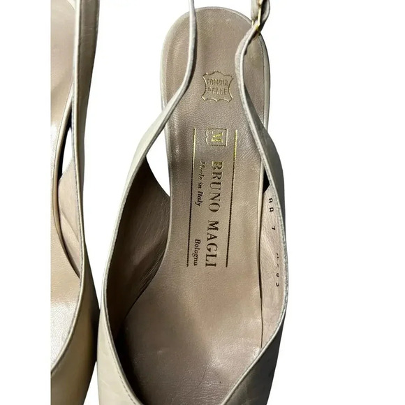 Bruno Magli Vintage Italy leather Sling Back beige, black kitten heels 7. - Picture 8 of 8